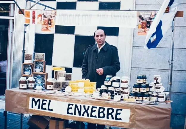 Jes&uacute;s Vizcaya, en un puesto de venta de sus productos de miel, en una imagen cedida por Emilioa Somoza Basalo.