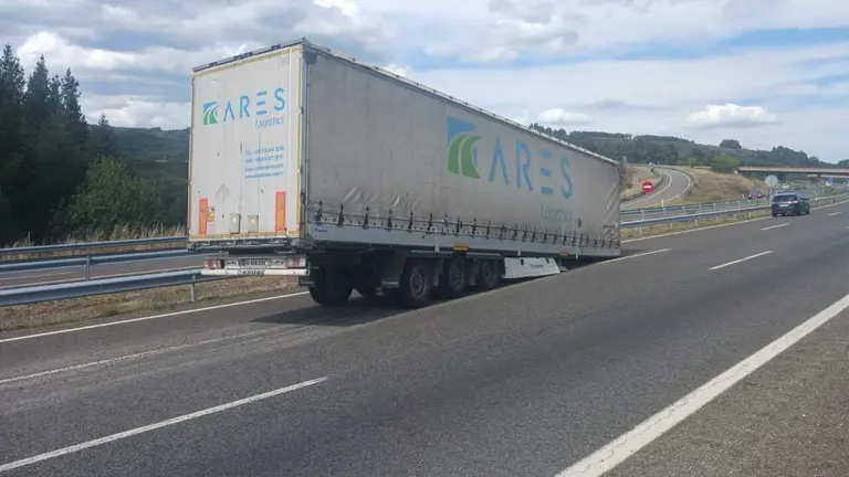 El semirremolque qued&oacute; desprendido en la A-52, a la altura de Fumaces.