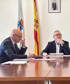 Santiago de Lorenzo, secretario del Concello de Castrelo, con Vicente G&oacute;mez, el alcalde, en uno de los plenos de investidura.