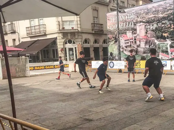 El Torneo 3x3 Ver&iacute;n volver&aacute; a reunir a decenas de j&oacute;venes futbolistas en la Praza Garc&iacute;a Barb&oacute;n.