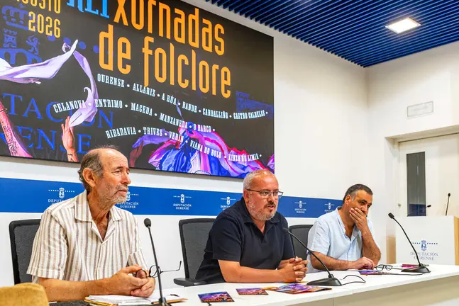 O vicepresidente segundo da Deputaci&oacute;n e deputado de Cultura, C&eacute;sar Fern&aacute;ndez GIl, participa na rolda de prensa de presentaci&oacute;n das Xornadas de Folclore 2026 e acompa&ntilde;ado dos organizadores Xulio Fern&aacute;ndez Senra e Xavier &Aacute;lvarez Campos. Na sala de prensa do Pazo Provincial.