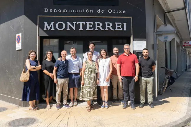 Participantes de la cata a las puertas del Consello Regulador de la DO Monterrei.