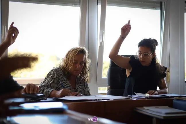 Tamara Balboa, alcaldesa actual de Vilardev&oacute;s, al lado de la secretaria municipal, en el pleno de este mi&eacute;rcoles 22 de julio. | Anabel G. Sim&oacute;n.