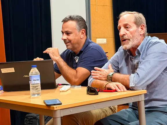 Jorge Gil, responsable en Espa&ntilde;a de la nueva propietaria de las licencias de Penouta, y el alcalde de Viana do Bolo, Germ&aacute;n Garc&iacute;a-&Aacute;vila Arias. | FOTO: Xos&eacute; Lois Colmenero.
