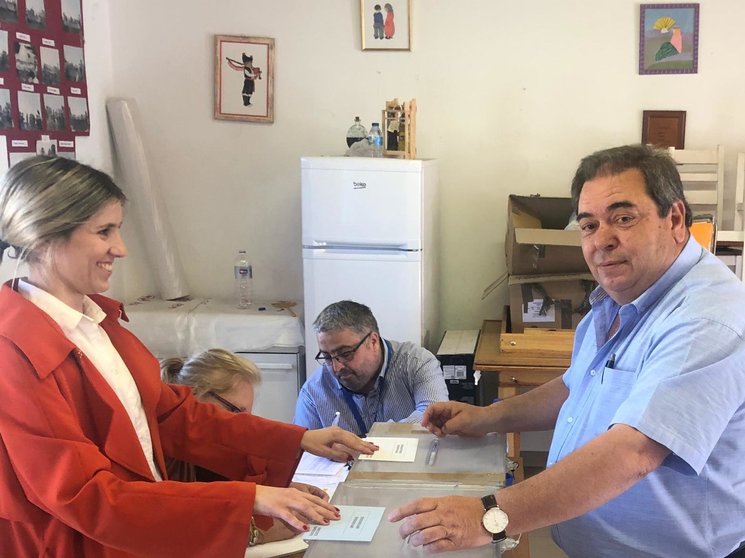 O alcalde en funcións, Gerardo Seoane, votando no colexio electoral de Queizás.