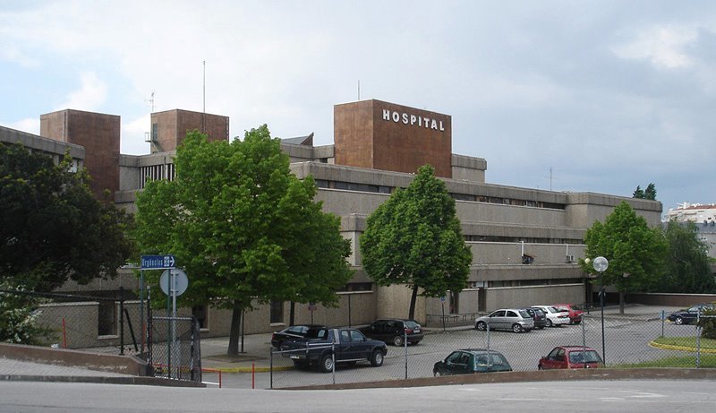 Acceso principal al Hospital Público de Chaves (Portugal).