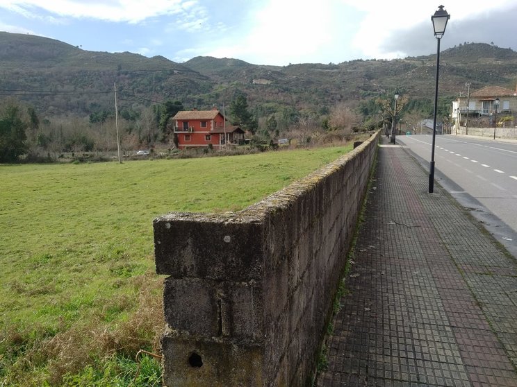 Terreos nos que se levantará a futura residencia de maiores de Oímbra. | FOTO: Xosé Lois Colmenero.