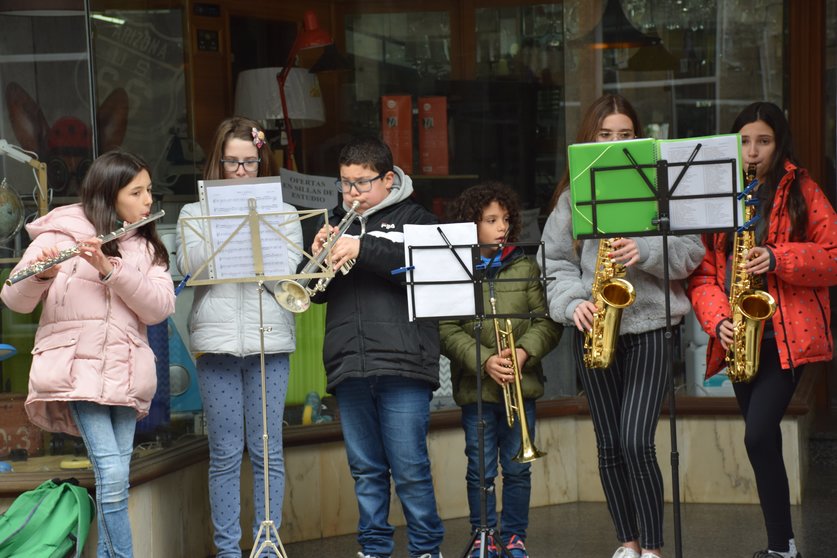 Alumnos del Conservatorio de Verín, tocando en la calle Mayor.
