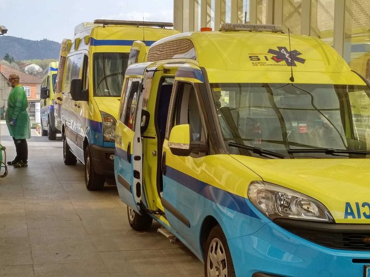 Servicio de Urgencias del Hospital de Verín, con varias ambulancias estacionadas. | FOTO: Xosé Lois Colmenero.