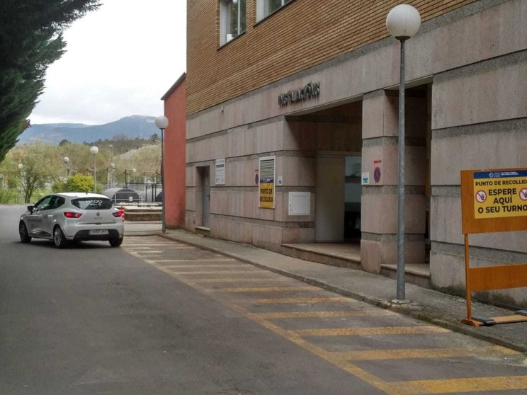 En el Hospital de Verín comenzaron a recogerse hoy las primeras pruebas desde el coche. | FOTO: Xosé Lois Colmenero.