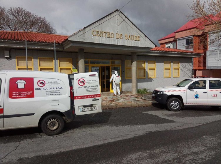 Un operario da empresa especializada iniciaba esta tarde os traballos de desinfección do centro de saúde local.