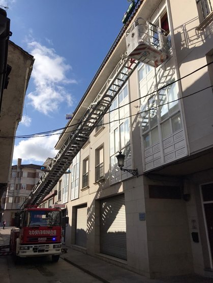 Los bomberos accedieron al segundo piso de la vivienda por una de las ventanas.