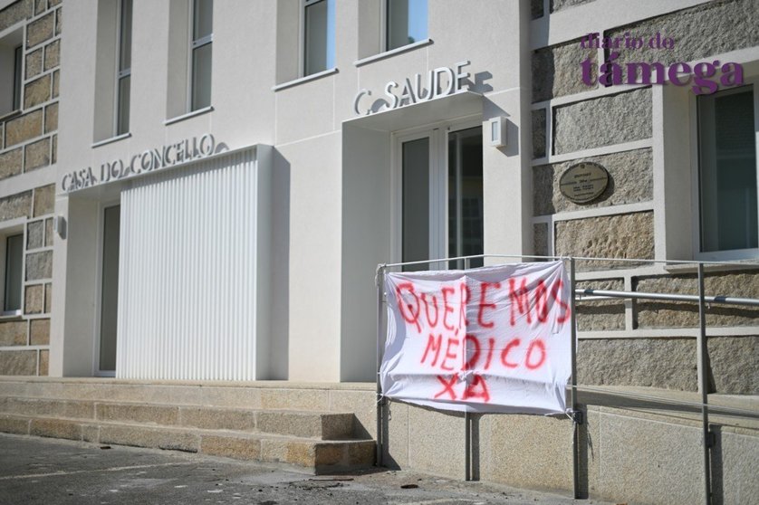 Pancarta situada en la rampa de acceso al remodelado centro de salud de Albarellos. | FOTO: Noelia Caseiro.