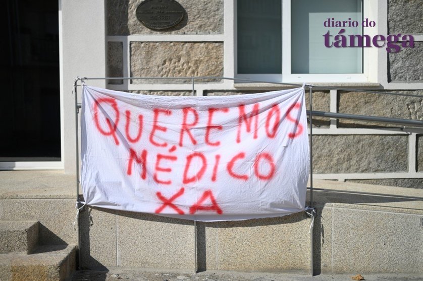 Pancarta colocada diante das portas do consultorio. | FOTO: Noelia Caseiro,