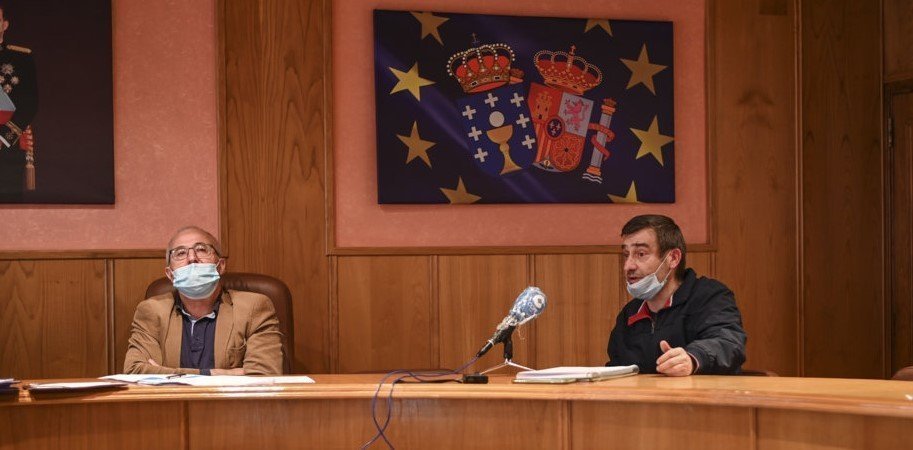 Pablo Pazos, a la derecha del dimisionario Jesús Blanco, en el pleno del pasado 16 de junio en Laza. | FOTO: Noelia Caseiro.