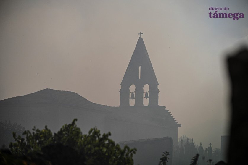 La iglesia y el cementerio de San Cristovo, rodeadas de humo. | FOTO: Noelia Caseiro.