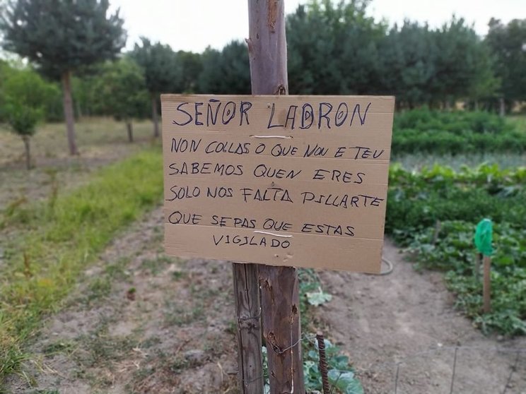 Un dos carteis colocados nun dos predios afectados polos furtos, en Flariz (Monterrei). | FOTO: Cedida.