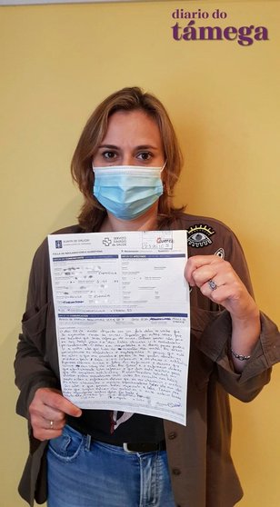 Cristina Sanmamed, con la reclamación interpuesta ante la dirección del centro de salud de Verín.