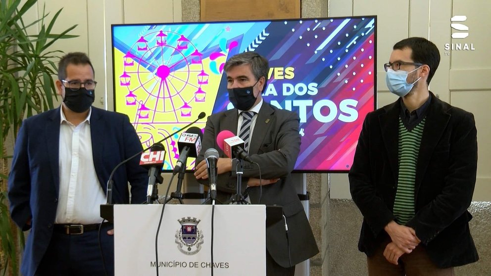 Vitor Pimentel (presidente da ACISAT), Nuno Vaz (presidente da Câmara Municipal de Chaves) e o doutor Gustavo Martins, no anuncio da suspensión. | FOTO: SinalTV.