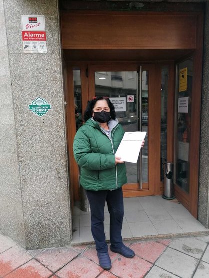 A voceira da Plataforma en Defensa da Sanidade Pública de Monterrei, Aurora Sola, entregando os formularios das sinaturas.