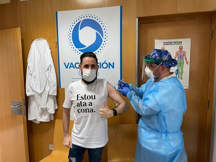 Jorge Lorenzo, un administrativo del hospital, recibiendo su segunda dosis.