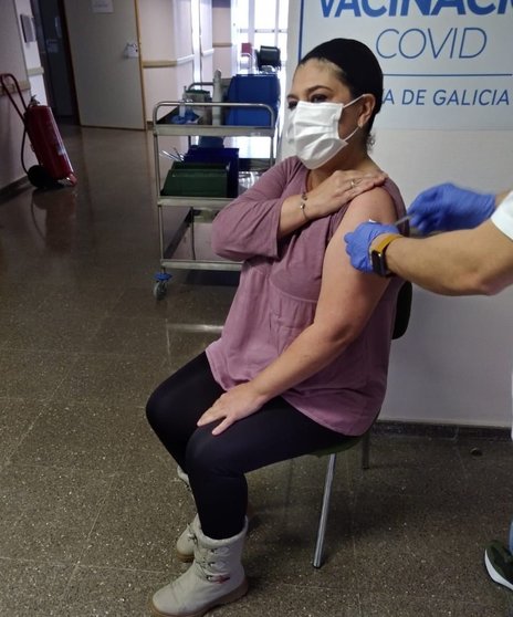Chelo Ferreiro, a directora do centro de día Raiola de Verín, recibindo a primeira das doses da vacina contra a Covid - 19.