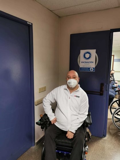 Eduardo Atanes, esperando a que se cumpliesen los 15 minutos de espera tras recibir la primera dosis de la vacuna. | FOTO: Xosé Lois Colmenero.