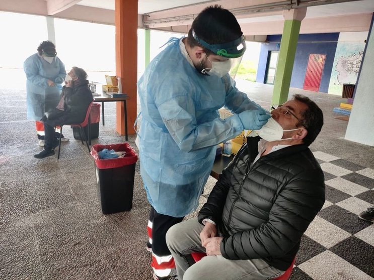 O alcalde de Vilardevós, Manuel Cardoso, someténdose á PCR. | FOTO: M. Ceballos.