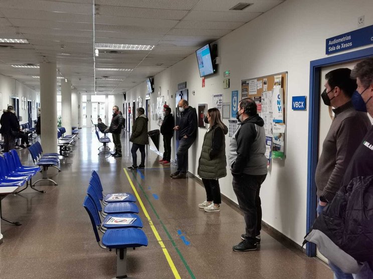 Los primeros en llegar a la sala de consultas del Hospital de Verín para recibir la vacuna. | FOTO: Xosé Lois Colmenero.