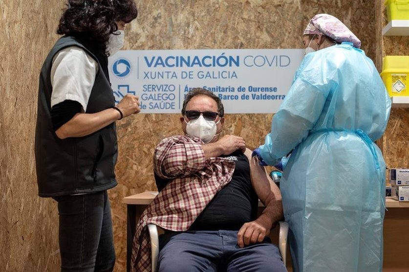 Un hombre recibe la vacuna de AstraZeneca durante la campaña de vacunación masiva que se lleva a cabo estos días en el recinto ferial Expourense, este miércoles en Ourense. EFE/Brais Lorenzo