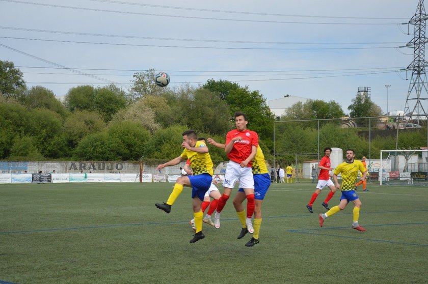 Fútbol-Verín-Pana pelea por un balón ante dos rivales industriales.