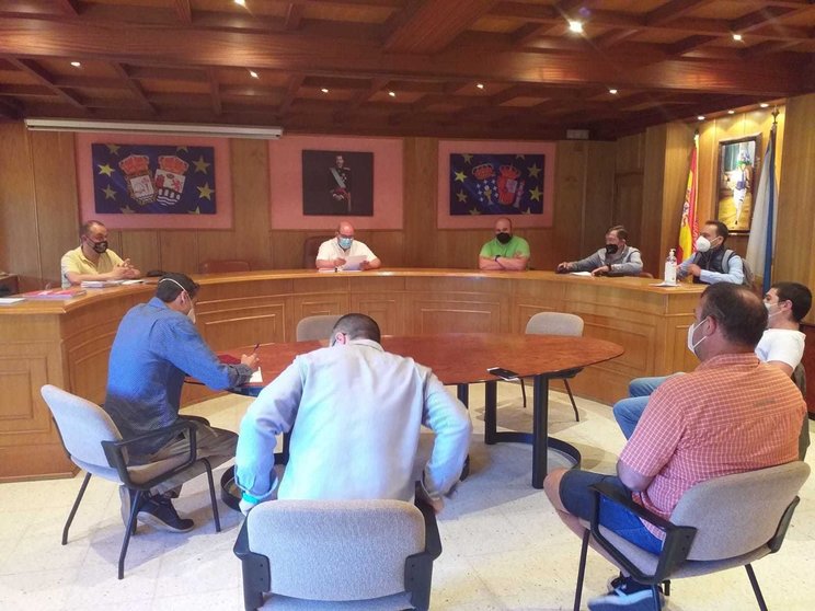 A comisión de control en Laza, presidida polo alcalde, Moncho Barreal. | FOTO: Xosé Lois Colmenero