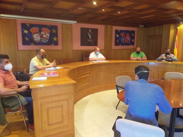 A comisión de control, presidida polo alcalde, Moncho Barreal. | FOTO: Xosé Lois Colmenero