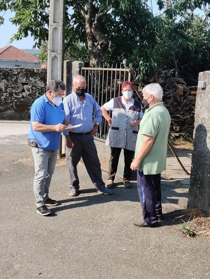 O alcalde de Vilardevós, Manuel Cardoso, recolle sinaturas en Terroso para mellorar o servizo de telefonía. | FOTO: Cedida