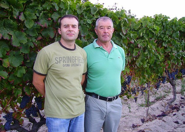 José Manuel Fernández y su padre José, de Castro Lobarzán, en uno de sus viñedos.
