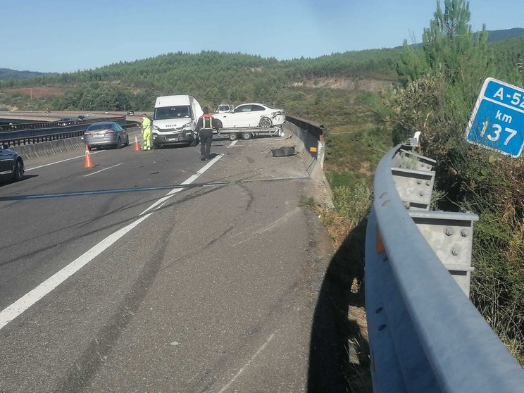 El accidente tuvo lugar en el punto kilométrico 137 de la A - 52, en el viaducto de A Xestosa.
