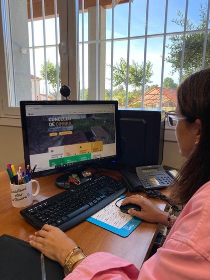 Ana Villarino, a rexedora, navegando na nova web municipal.
