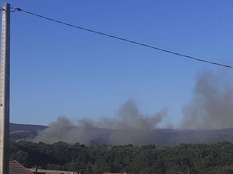 O fume procedente dun incendio de Cualedro. | FOTO: Incendios Galicia
