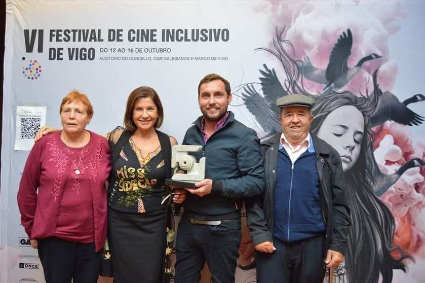 Rubén Riós posa co premio acompañado da actriz Uxía Blanco e os seus padriños, Manolo Fernández e Maricarmen Rodríguez.