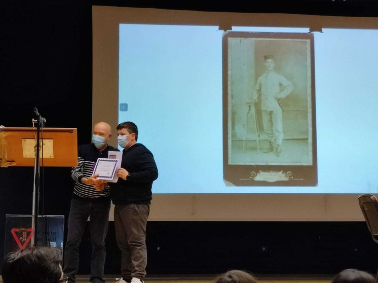 O alumno Eilán González, do CEIP O Castiñeiro de Laza, recolle o segundo premio do certame 'Imaxes do Patrimonio' en Vigo.