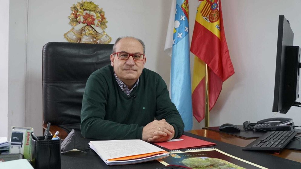 El todavía regidor vianés, Abelardo Carballo, en su despacho del consistorio. | FOTO: Iván Iglesias.