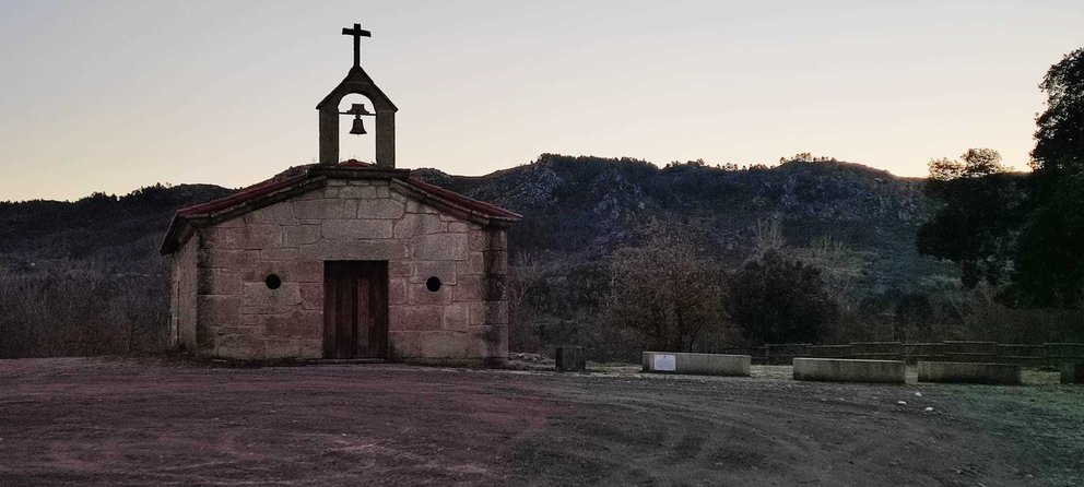 Capilla de San Antón. En su exterior se celebrará este lunes la eucaristía. | FOTO: Xosé Lois Colmenero.