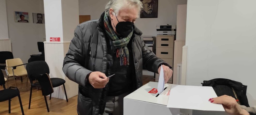 Emilio González Afonso, subdelegado del Gobierno en Ourense, ejerciendo su derecho al voto. | FOTO: Xosé Lois Colmenero.