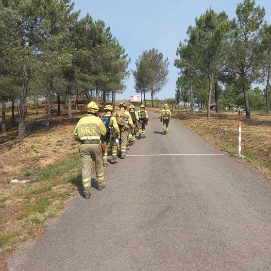 A Brif de Laza traballa na extinción do incendio de Pradoalbar, en Vilariño. | FOTO: Brif de Laza.