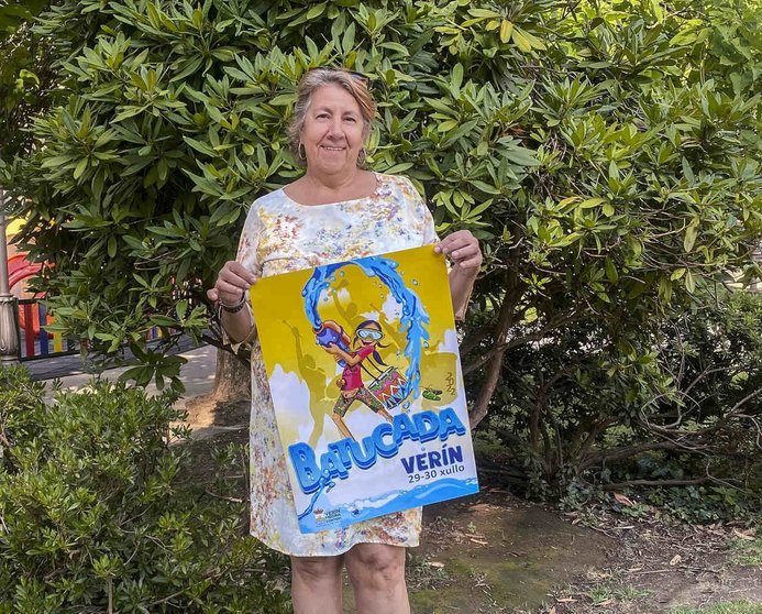 A concelleira Emilia Somoza posa co cartel da Batucada de Verín 2022.
