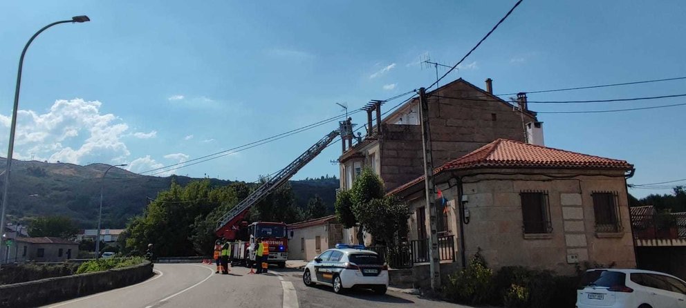 Os bombeiros tiveron que entrar polo balcón da vivenda do veciño de Albarellos que apareceu morto na casa. | FOTO: Xosé Lois Colmenero.