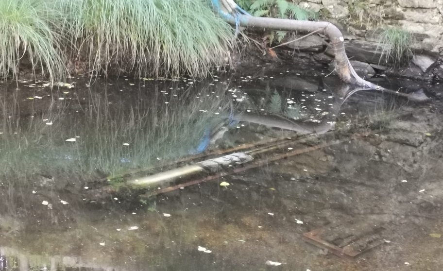 Estado do punto de captación de auga no río en Riós.