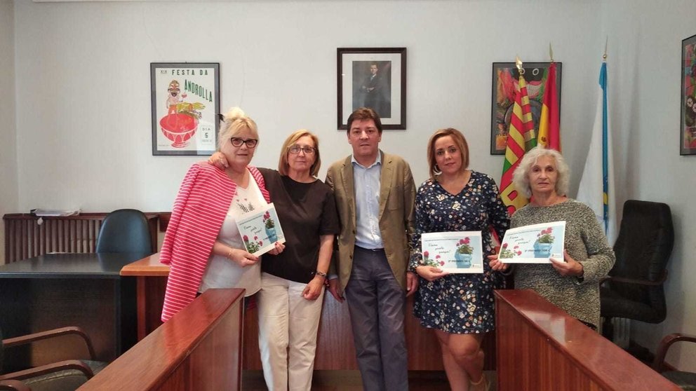 O alcalde de Viana, Andrés Montesinos, entregou os premios ás gañadoras do concurso "Viana ponte guapa!".