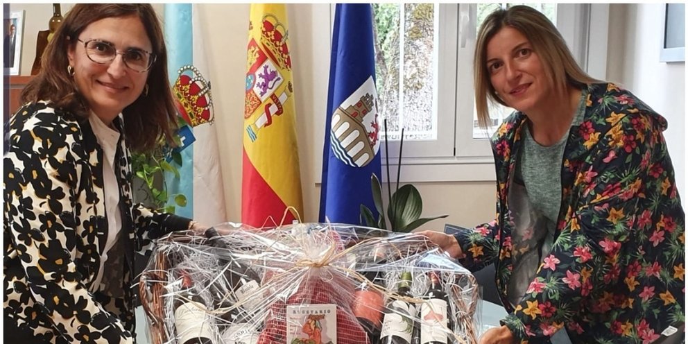 Ana María Villarino entregou a cesta con produtos locais a Patricia Rodríguez, gañadora do concurso da Feira do Pemento.