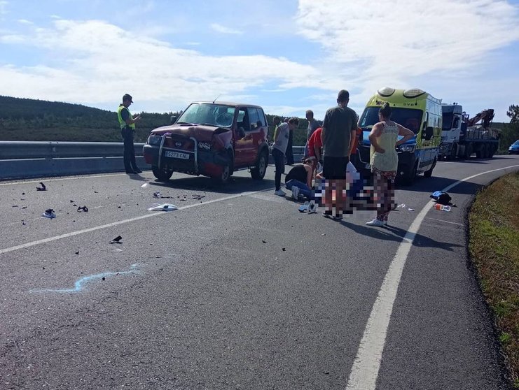 Accidente en la OU-533 a la altura de Pixeiros, en Viana.